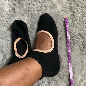 No-Show Grippy Socks with Nude Trim - Black